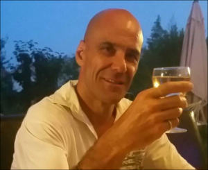 Homme mûr encore en forme sur Fréjus cherche plan cul ou trio